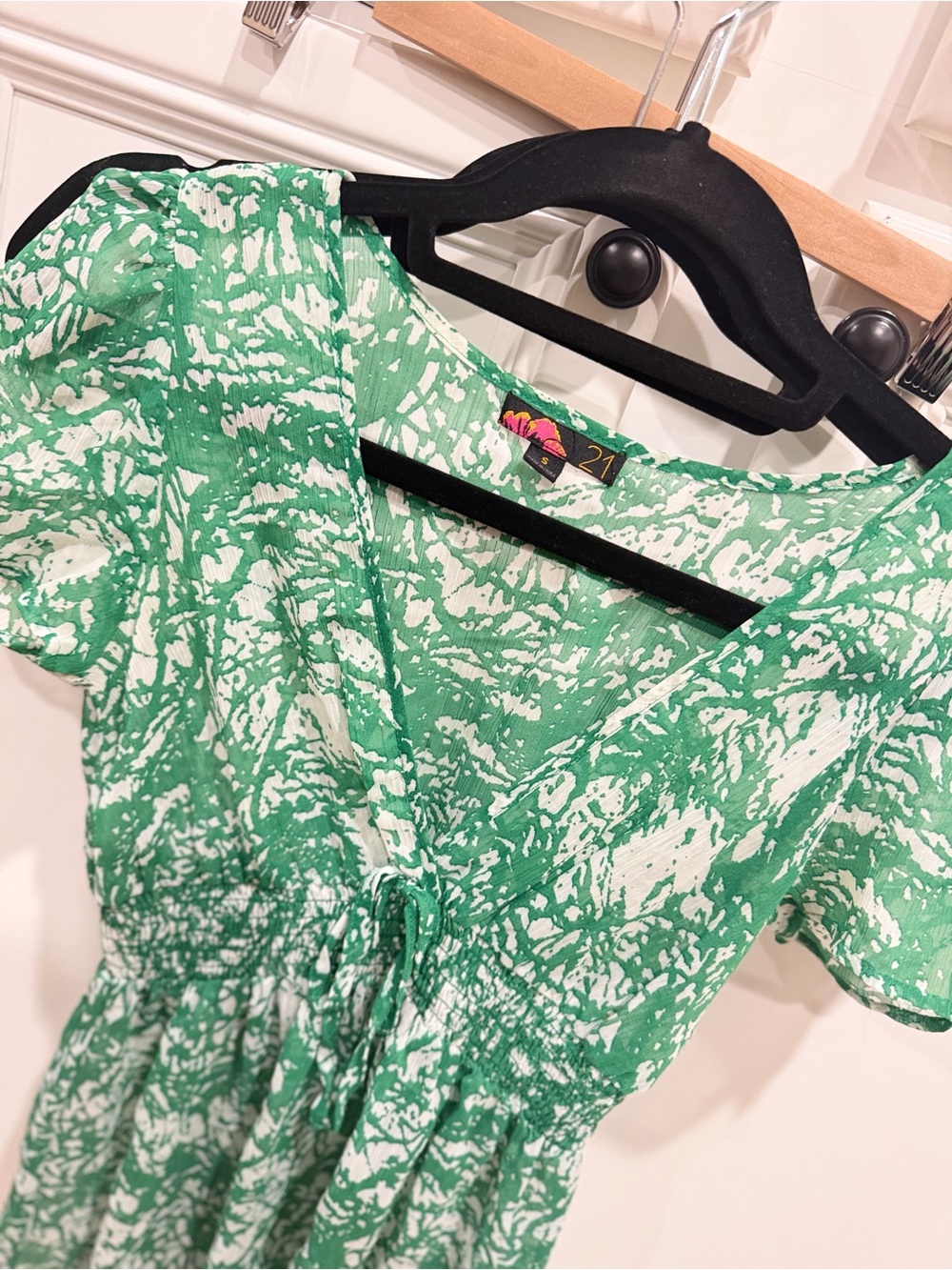 Forever 21 Green and White Printed Short Sleeve Tunic - Picture 2 of 3